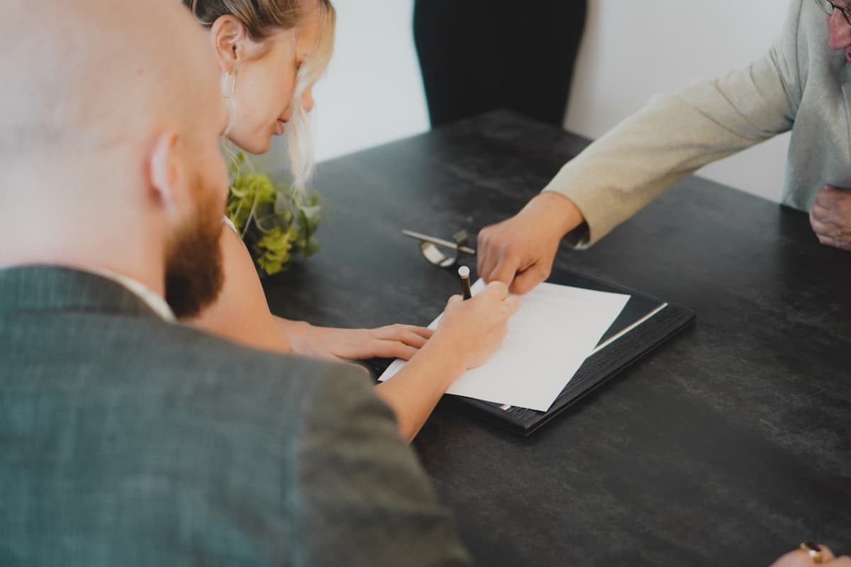 Contrato de arras firmado con llaves de vivienda