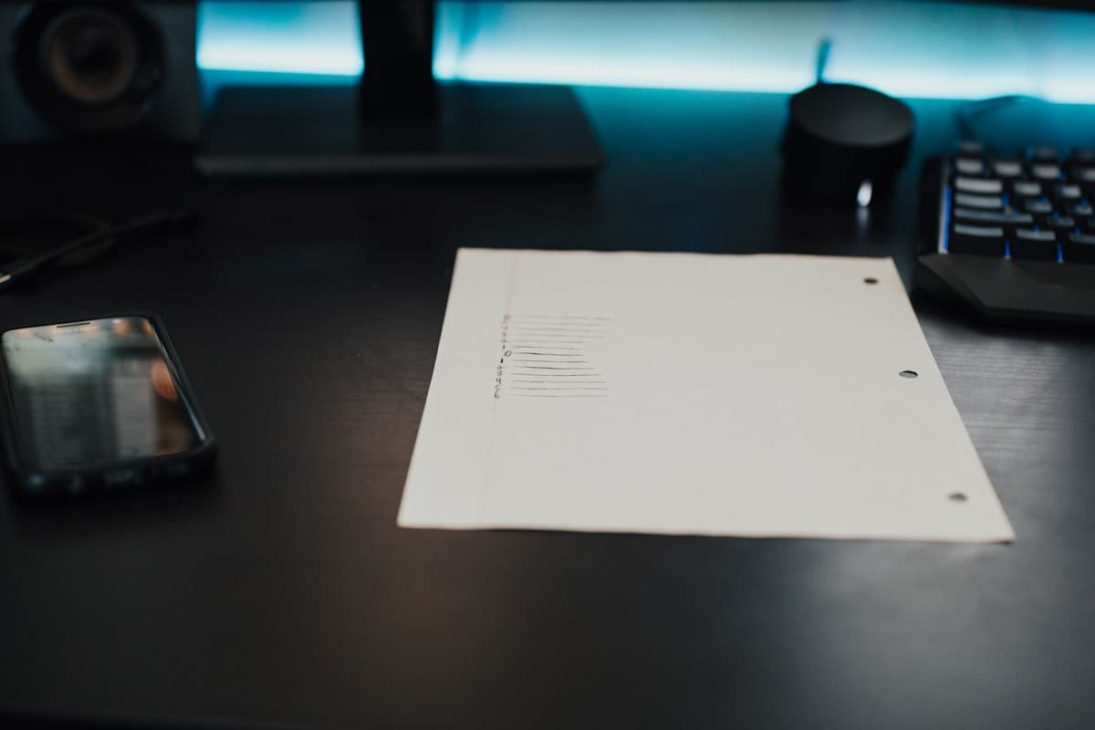 Documento del Registro de la Propiedad sobre una mesa