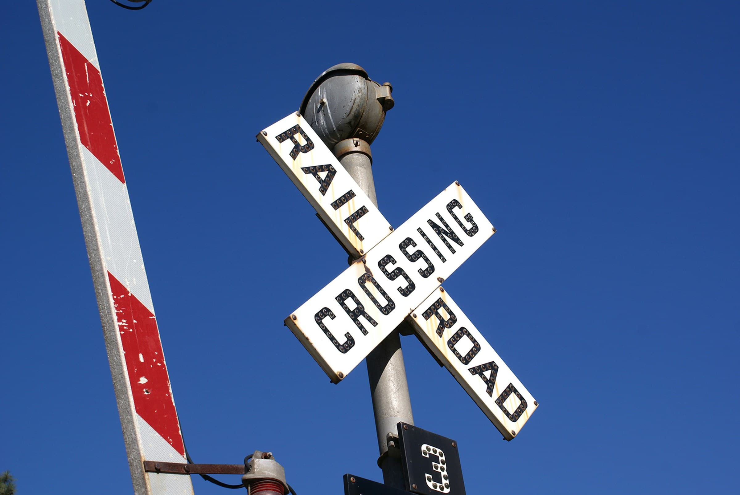 Dos caminos que se bifurcan en una ciudad